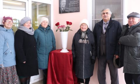 На здании Пажгинской школы открыли мемориальную доску Владимиру Тимину.