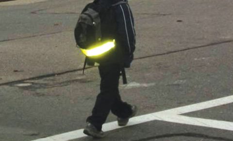 Госавтоинспекторы Коми напоминают о важности использования световозвращающих элементов пешеходами в темное время суток