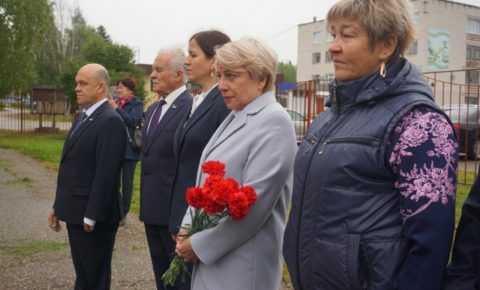 Алексей Просужих принял участие в церемонии открытия мемориальной доски памяти Романа Рычкова, погибшего в ходе специальной военной операции