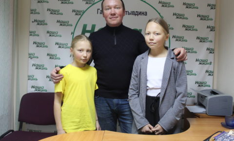 «Дети любят поиск и драйв»: Александр Попов путешествует с дочерьми по всей России    
