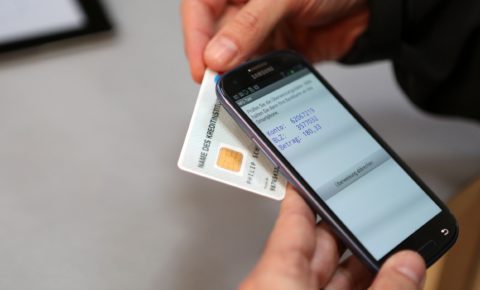 Почему не стоит носить банковские карты в чехле из-под телефона