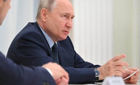 Путин поручил изменить условия выплат пособия на ребенка