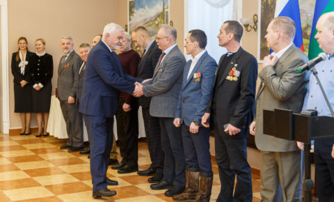 Владимир Уйба вручил награды ветеранам войны в Афганистане