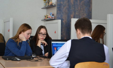 Путешествие в микровселенную: ученики Лицея народной дипломатии познакомились с квантовыми технологиями будущего