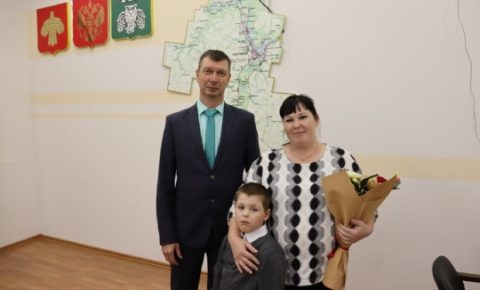 Многодетная семья Размысловых из Сыктывдинского района получила свидетельство о единовременной социальной выплате на строительство или приобретение жилья