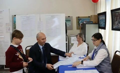 Глава муниципального района «Сыктывдинский», руководитель администрации Илья Семяшкин впервые голосует в Выльгорте